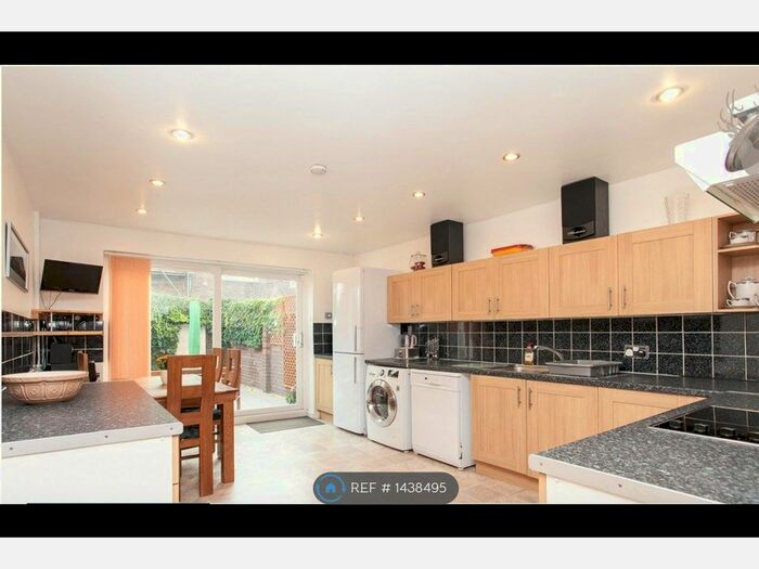 3 Bedroom Terraced House To Rent In Daubeney Road, London, E5