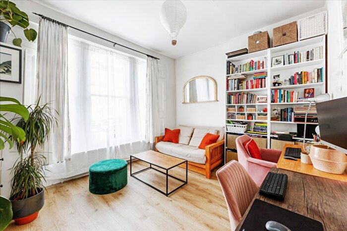 1 Bedroom Flat To Rent In Coningham Road, Shepherd's Bush, W12