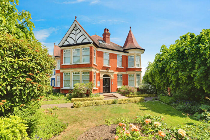 2 Bedroom Flat To Rent In Leigh Road, Leigh-on-sea, SS9