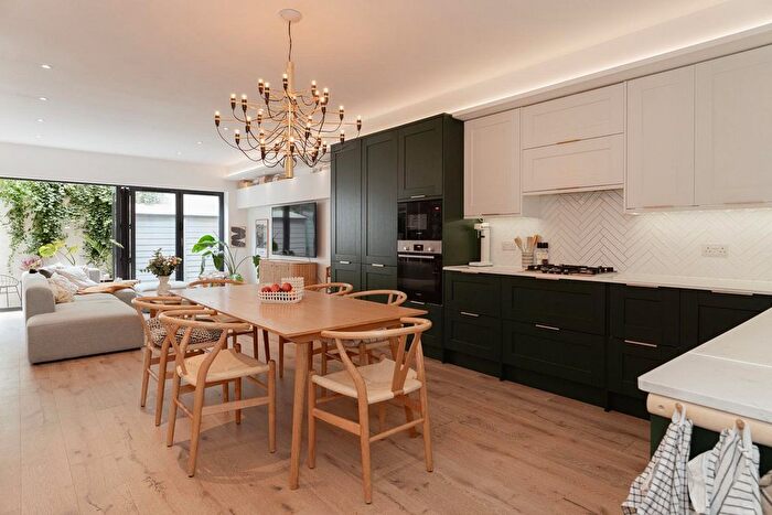 3 Bedroom Flat For Sale In Frithville Gardens, Shepherd's Bush, W12