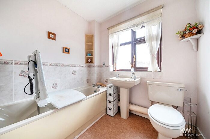 2 Bedroom Maisonette For Sale In The Lawns, Stevenage, Hertfordshire, SG2
