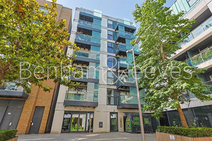 2 Bedroom Apartment To Rent In Dance Square, London, EC1V