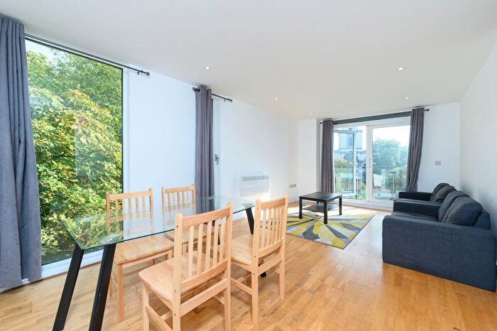 2 Bedroom Flat To Rent In Grosvenor Court, Wharf Lane, London, E14
