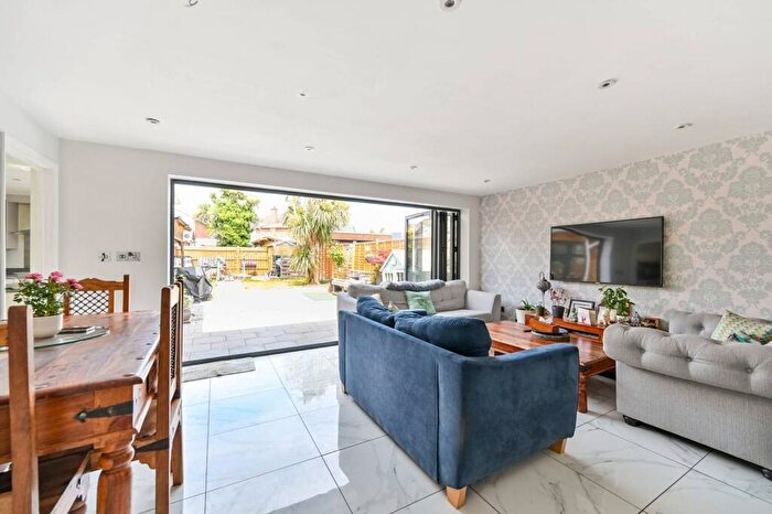 4 Bedroom Semi-Detached House For Sale In Seacourt Road, Langley, Slough, SL3