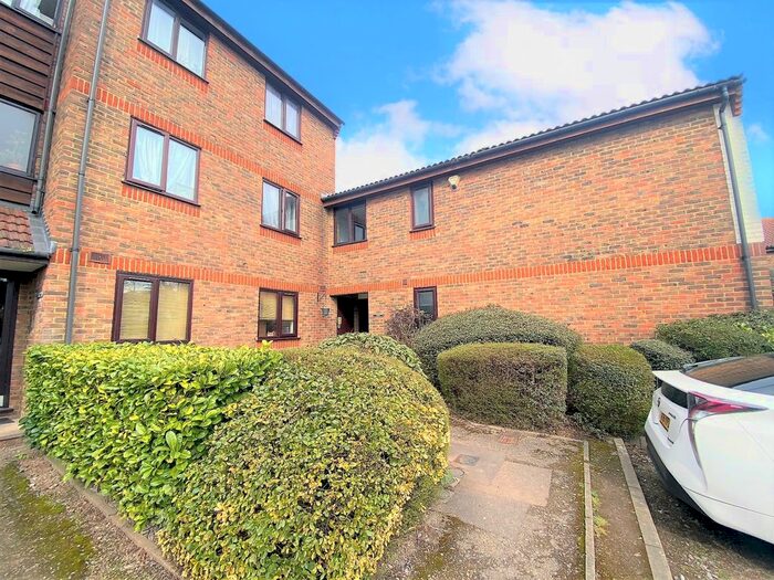 1 Bedroom Flat To Rent In Marchside Close, Heston, Hounslow, TW5