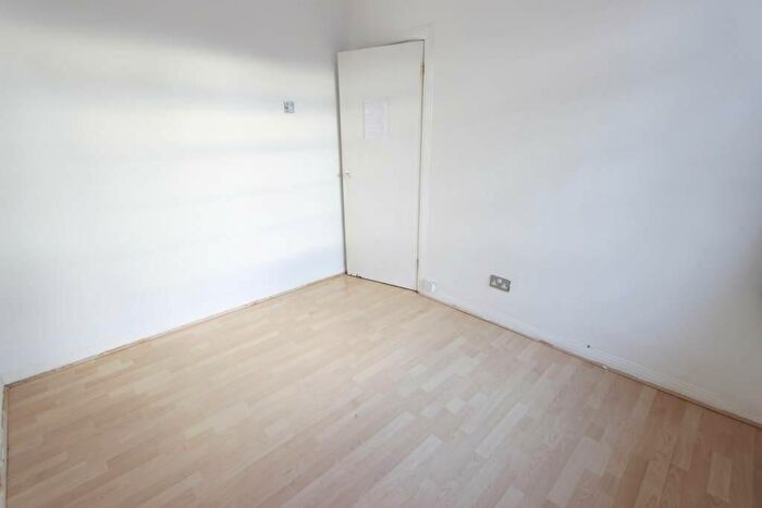 2 Bedroom Apartment To Rent In Nether Street, London, N12