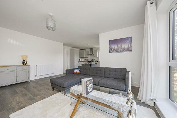 2 Bedroom Flat For Sale In Garrett Crescent, Ottershaw, KT16