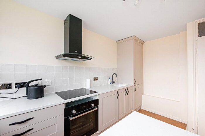 3 Bedroom Flat To Rent In Tealby Court, Islington, London, N7