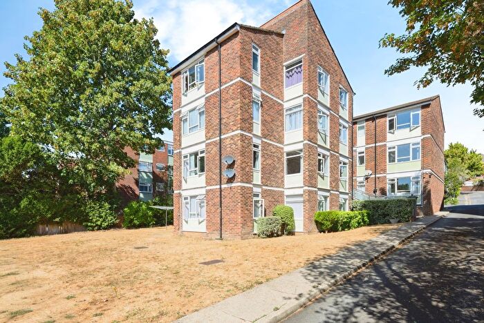 2 Bedroom Flat For Sale In Station Road, Redhill, Surrey, RH1