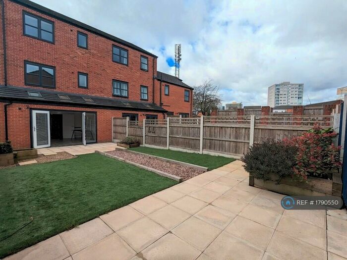 5 Bedroom Semi-Detached House To Rent In Lower Vickers Street, Manchester, M40