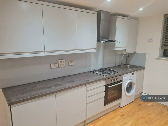1 Bedroom Flat To Rent In Oakfield House, London, E17