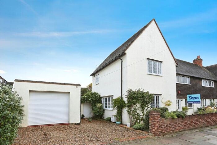 4 Bedroom Semi Detached House For Sale In Shrapnel Road, London, SE9