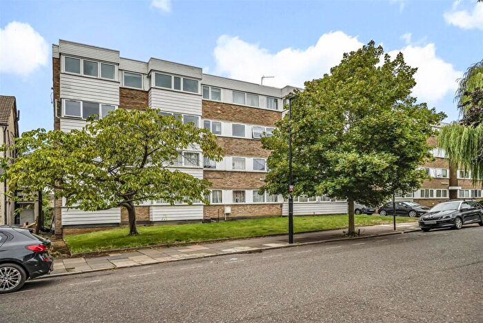 Studio To Rent In Maidstone Road, Bounds Green, N11