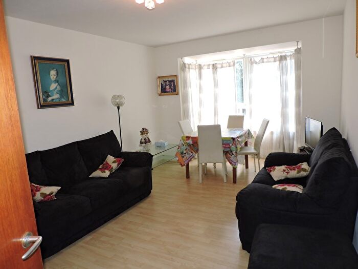 3 Bedroom Flat To Rent In Raffles House, Brampton Grove, Hendon, London, NW4