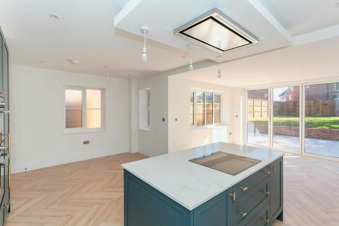 5 Bedroom Detached House To Rent In Little Bushey Lane, Bushey, WD23