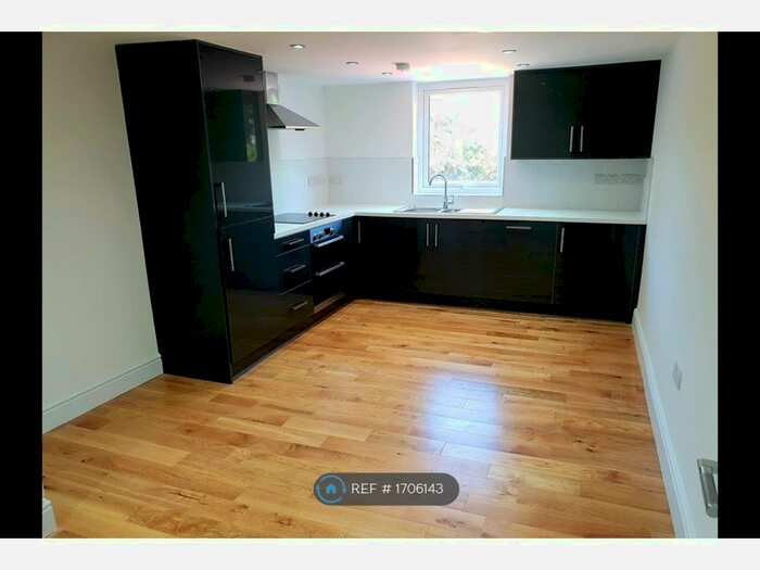 3 Bedroom Flat To Rent In Wood Vale, London, SE23