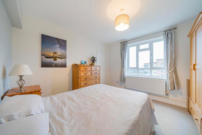 2 Bedroom Flat For Sale In Dagnall Street, Battersea, SW11