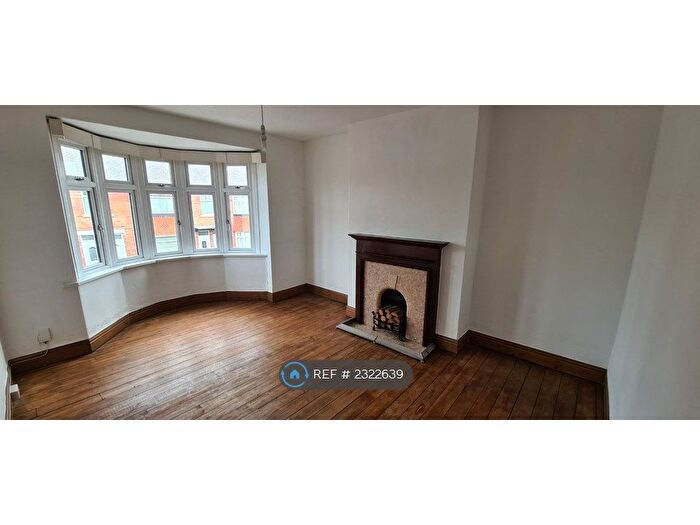 3 Bedroom Flat To Rent In Heaton, Newcastle Upon Tyne, NE6