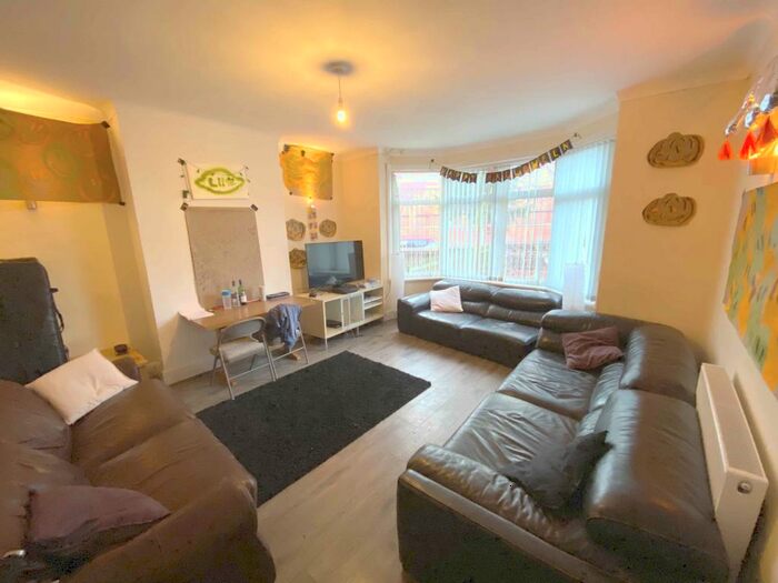 7 Bedroom Semi-Detached House To Rent In St Michaels Lane, Headingley, Leeds, LS6