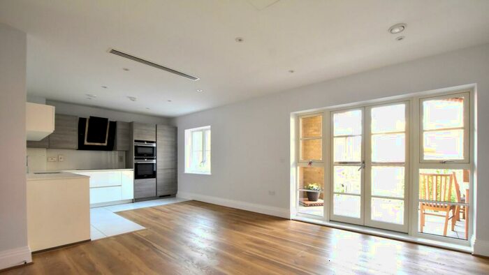 3 Bedroom Flat To Rent In Ellington Court, Woodside Park, London, N12