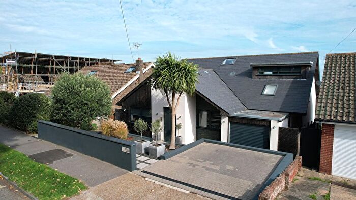 3 Bedroom Bungalow For Sale In Kings Avenue, Broadstairs, CT10