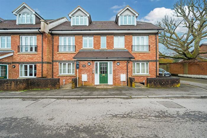 2 Bedroom Flat To Rent In Wey Hill, Haslemere, GU27