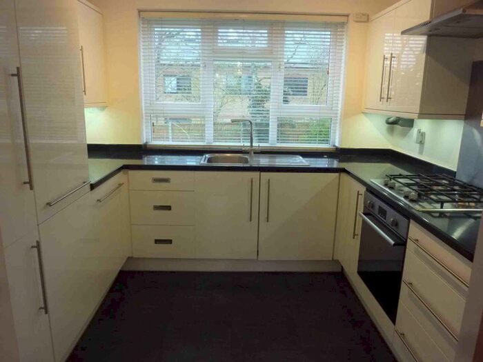 2 Bedroom Flat To Rent In Bournehall, Bournehall Road, Bushey, WD23