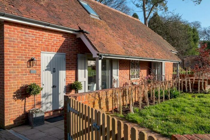 2 Bedroom Cottage To Rent In Knowle Lane, Cranleigh, GU6