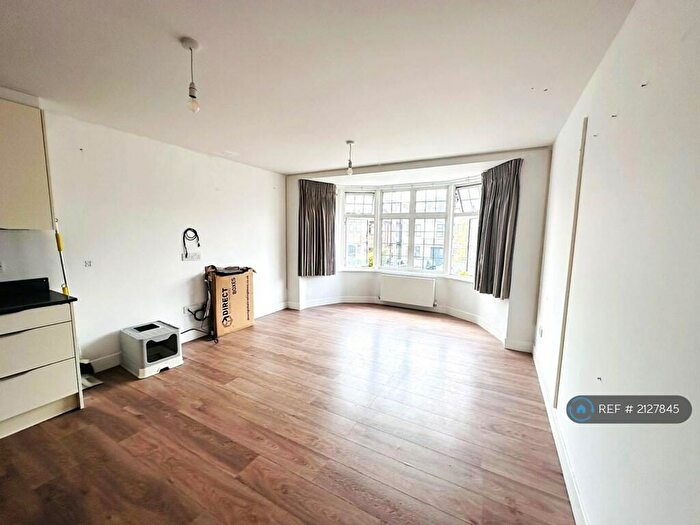 2 Bedroom Flat To Rent In Kingsgate Avenue, London, N3