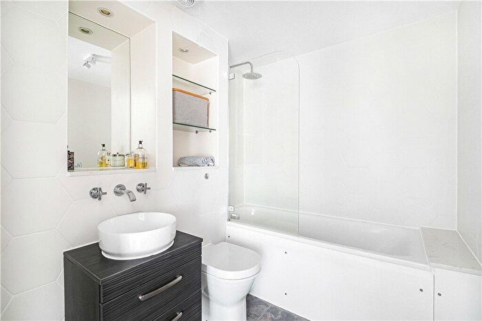1 Bedroom Apartment For Sale In Peckham Grove, London, SE15