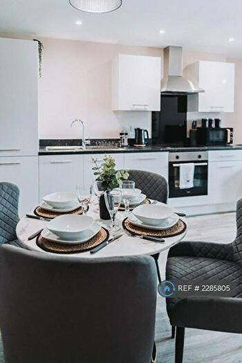 2 Bedroom Flat To Rent In Rent Per Night, Manchester, M15