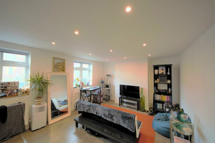 2 Bedroom Flat To Rent In Archway Road, Highgate, N6
