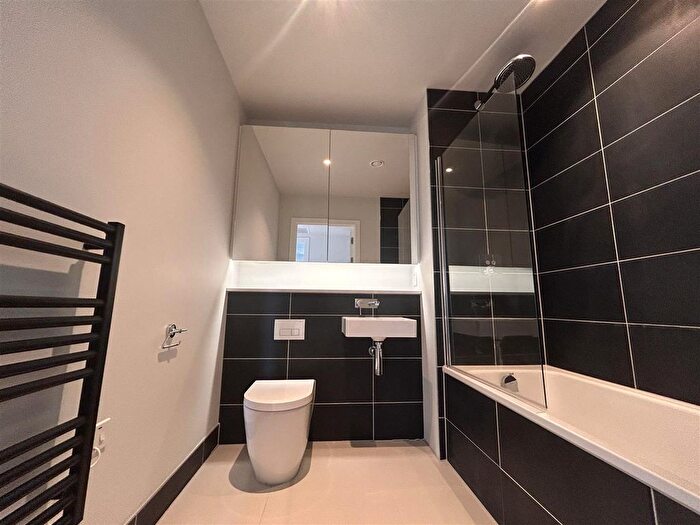 2 Bedroom Flat To Rent In Aspin Lane, Manchester, M4