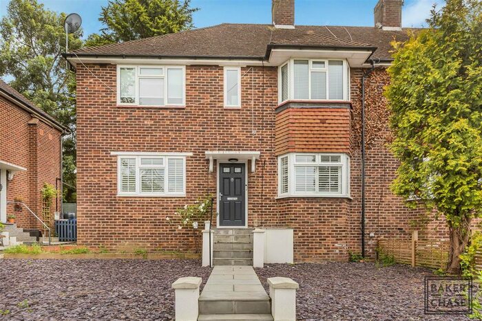 2 Bedroom Maisonette To Rent In Castlewood Road, Cockfosters, Barnet, EN4