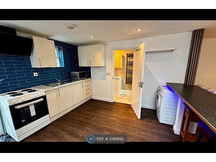 4 Bedroom Bungalow To Rent In High Road, London, N12