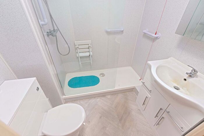1 Bedroom Bungalow For Sale In Beachville Court, Brighton Road, Lancing, West Sussex, BN15