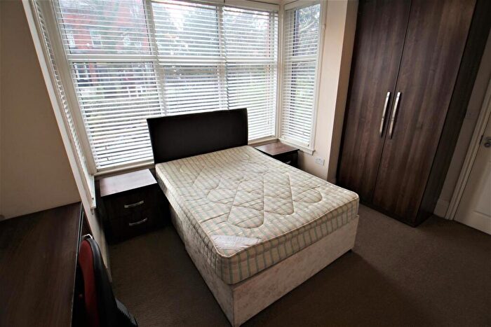 1 Bedroom Flat To Rent In St Michaels Villas, Headingley, Leeds, West Yorkshire, LS6