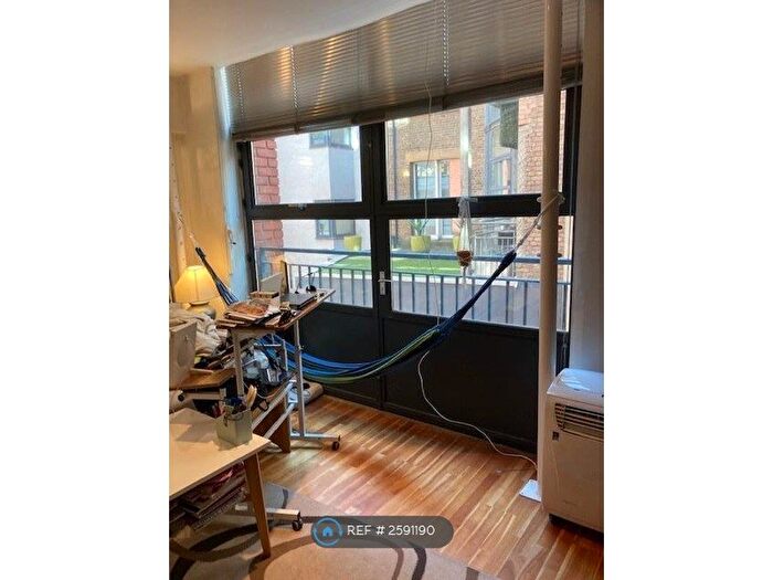 3 Bedroom Flat To Rent In City Pavilion, London, EC1M