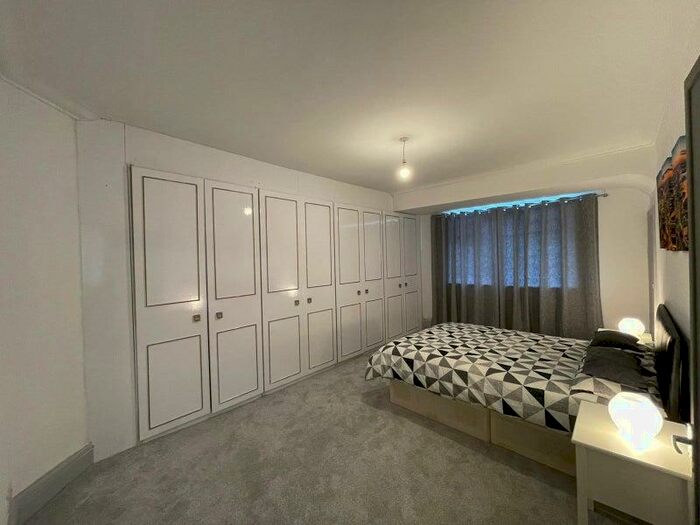 6 Bedroom Semi-Detached House To Rent In London, NW11