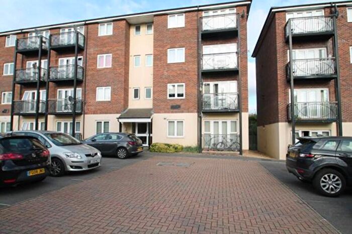 2 Bedroom Flat For Sale In Denham Road, Heaton Court, N20