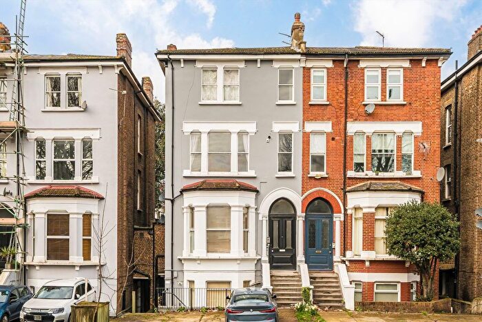 2 Bedroom Flat To Rent In The Avenue, London, W13