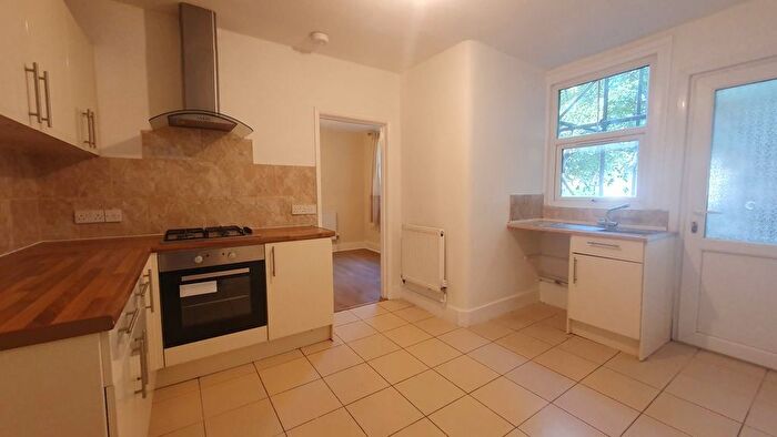 2 Bedroom Flat To Rent In Bushey Grove Road, WD23