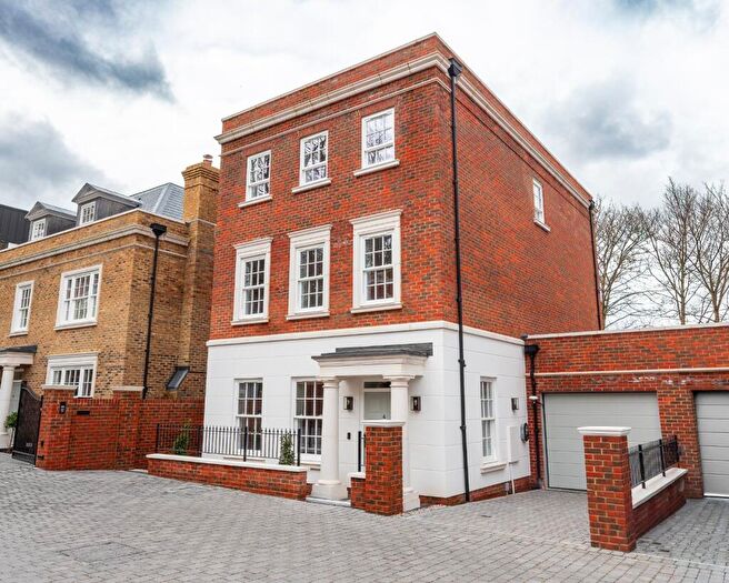 4 Bedroom Link Detached House For Sale In Brunswick Gardens, Chilbolton Avenue, Winchester, Hampshire, SO22