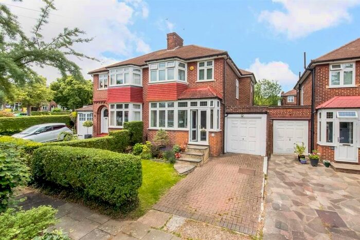 3 Bedroom Semi-Detached House To Rent In Kinlet Road, London, SE18