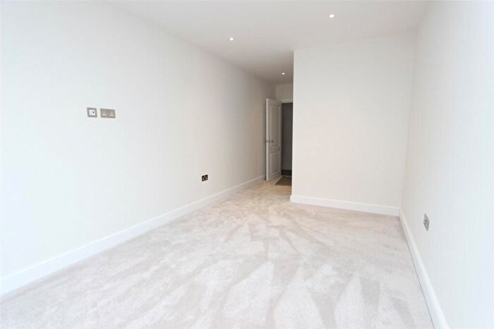 2 Bedroom Apartment To Rent In Broadway, Leigh-on-Sea, Essex, SS9
