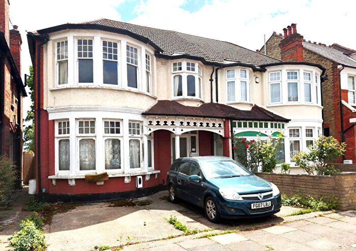 2 Bedroom Flat For Sale In Selborne Road, Southgate, N14