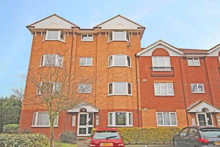 2 Bedroom Flat To Rent In Varsity Drive, Twickenham, TW1
