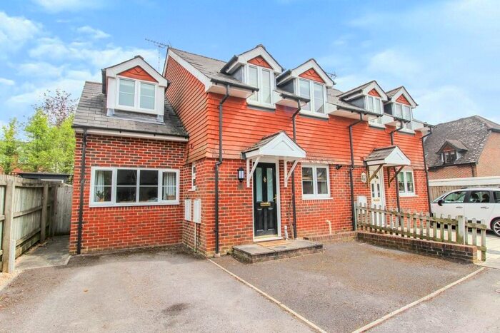 3 Bedroom Semi-Detached House To Rent In Watercress Meadow, Alresford, SO24