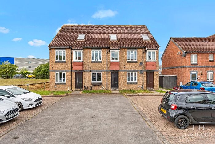 2 Bedroom Maisonette For Sale In Chadwick Drive, Romford, RM3