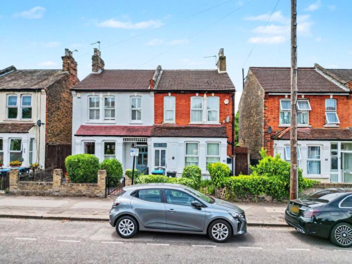 2 Bedroom Apartment For Sale In First Avenue, Enfield, EN1